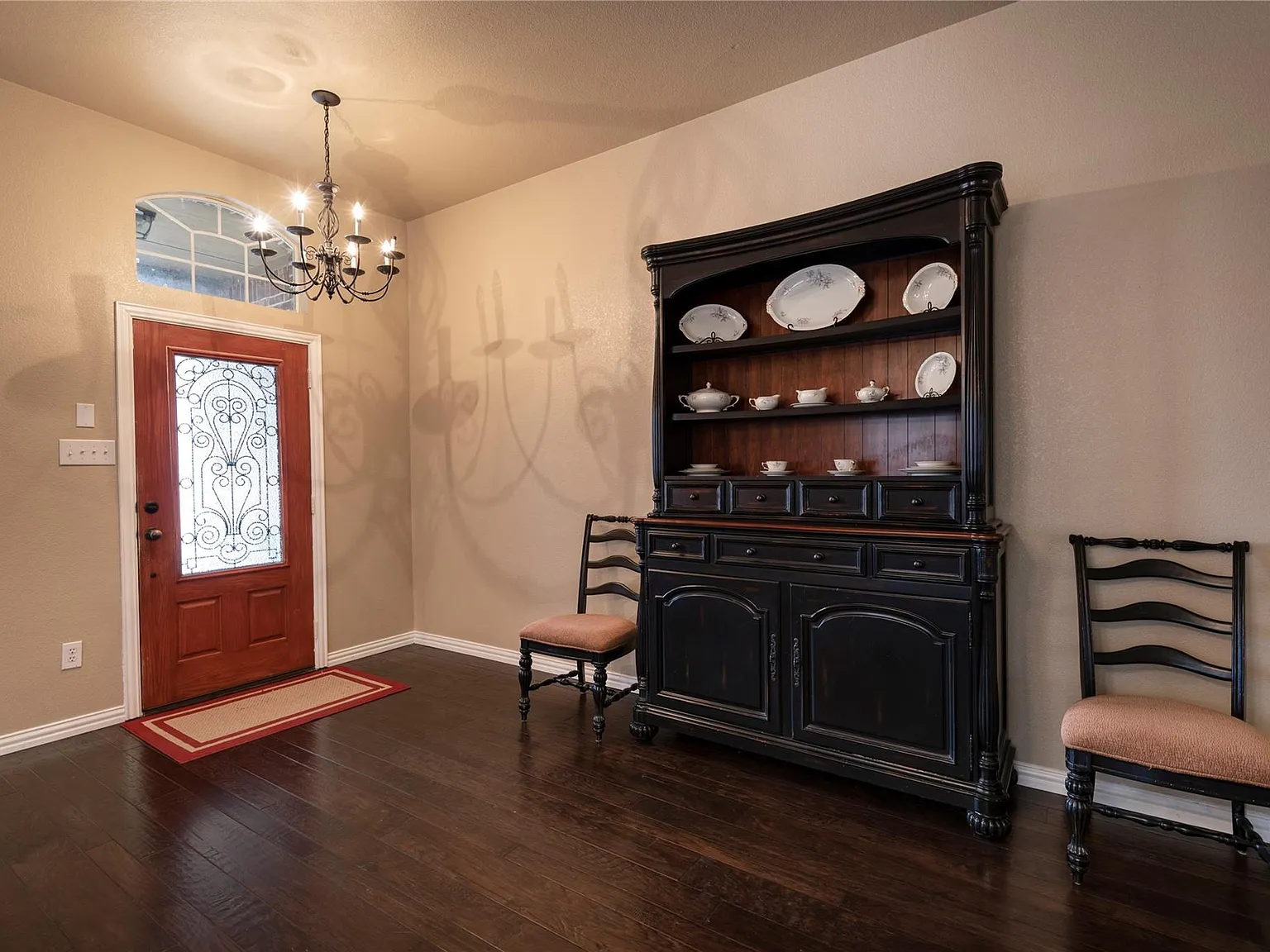 4 bed, 2057 sqft, $2,200 — Photo 2