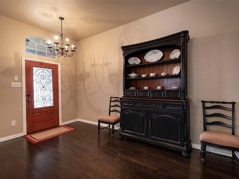 1010 Churchill Dr — Photo 2