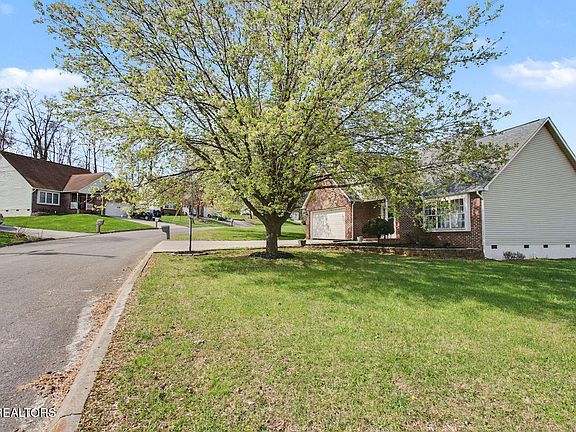 4th image of 525 Parkstone Ln