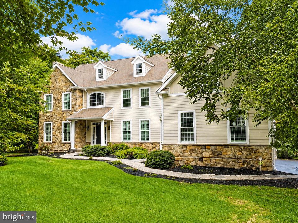 1st image of 7 Lockhart Dr