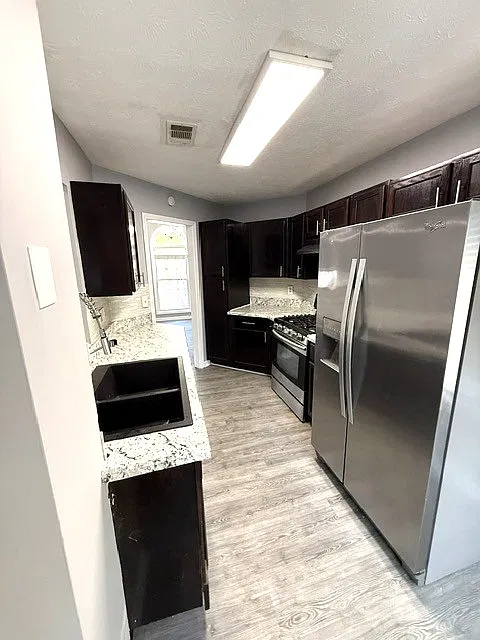 3 bed, 1958 sqft, $1,995 — Photo 4