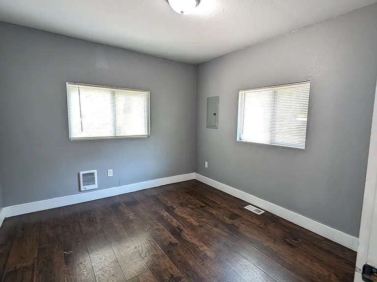 3300 Glendale St — Photo 6