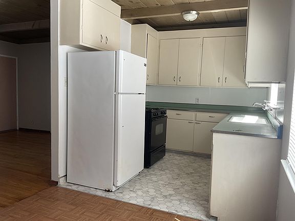 5th image of 556 El Camino Real #13