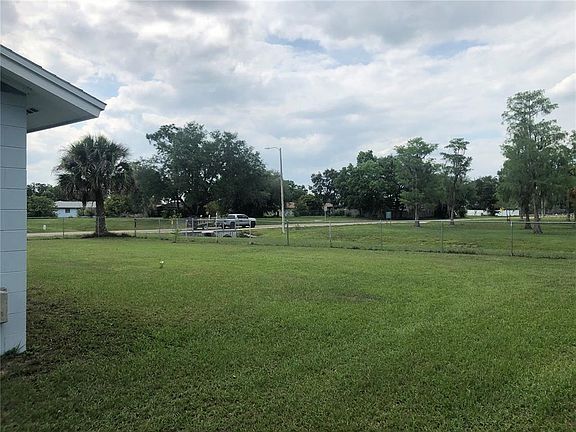 3rd image of 703 Bunker Ln