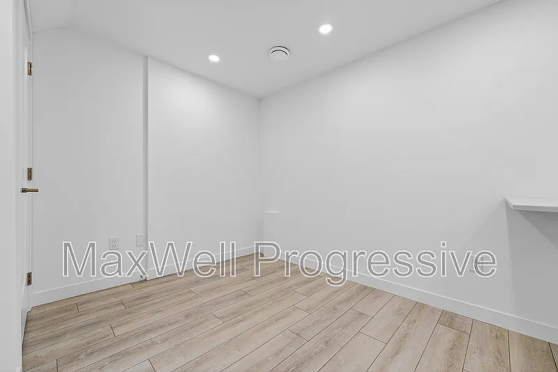 Photo 2 of 16 - 13516 115th Ave NW #14 - Edmonton, AB Building Photo - 13516 115th Ave NW #14