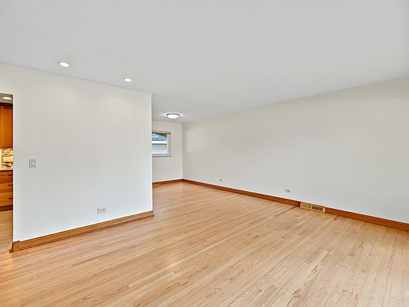 5th image of 332 W Loy St