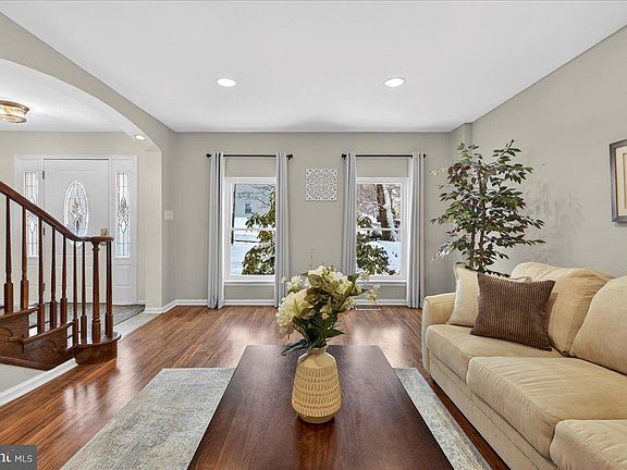 3rd image of 701 Bridgeview Rd