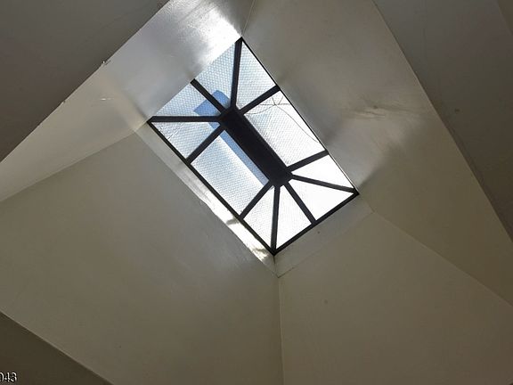 4th image of 557 Hudson Ave