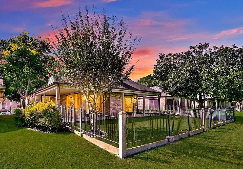 Welcome to your New Home!!! 2814 Carnoustie Drive in the Quail Valley Thunderbird Patio Homes.
