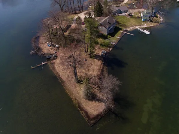 12387 Sunset Point Dr, Plainwell, MI 49080