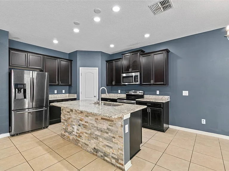 2572 Limerick Cir — Photo 10