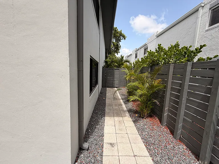 604 NE 9th Ave #3 — Photo 16