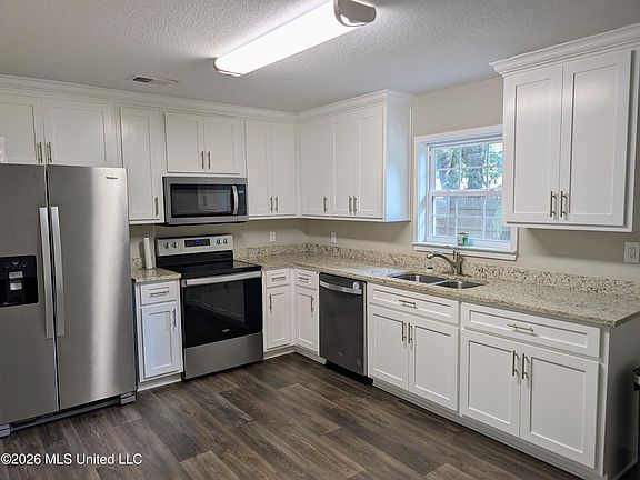 4th image of 102 Meadow St