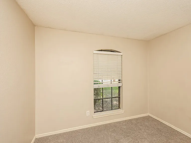2605 Hartford Ln — Photo 13