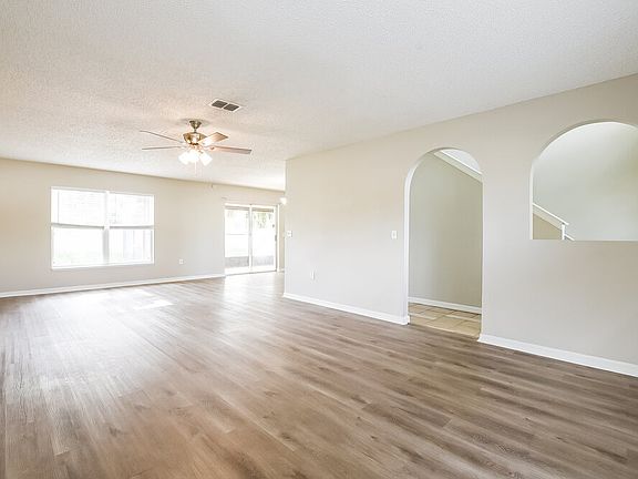 5th image of 1097 Amanda Kay Cir