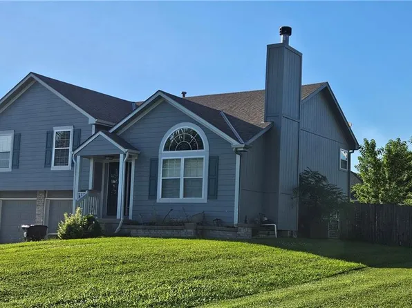 911 Wildwood Dr, Pleasant Hill, MO 64080