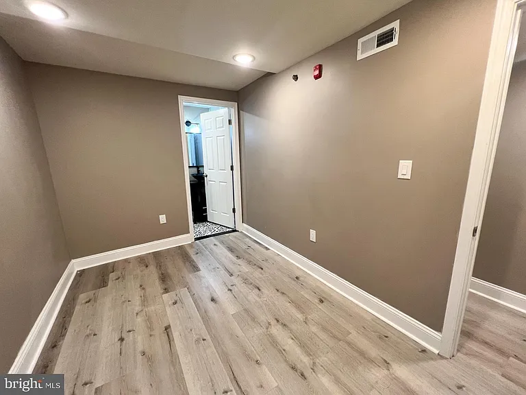 1429 W Diamond St #1R — Photo 11