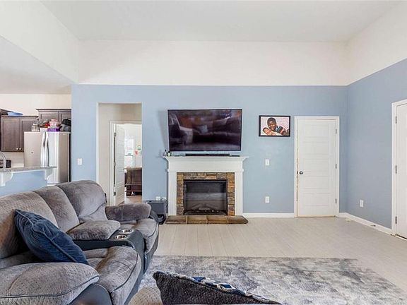 5th image of 370 Springwater Way