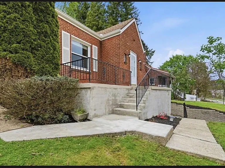 3343 Maple Dr — Photo 2