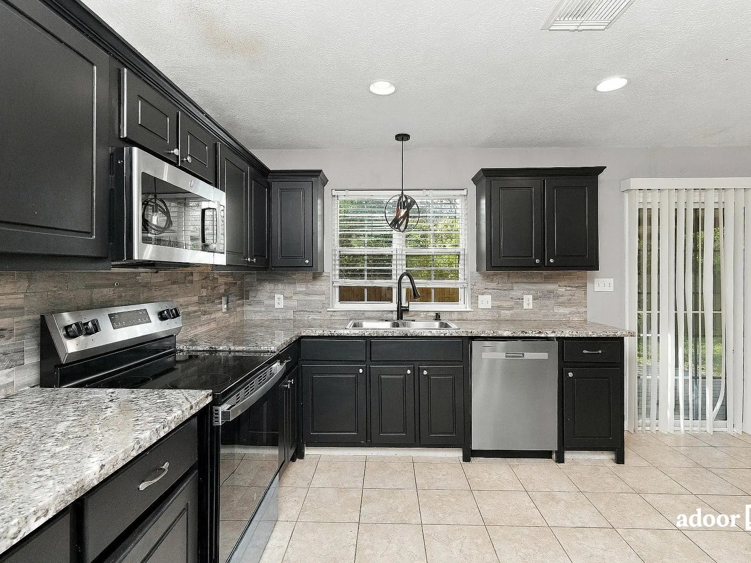 4 bed, 2.5 bath, 1807 sqft, $1,895 — Photo 2