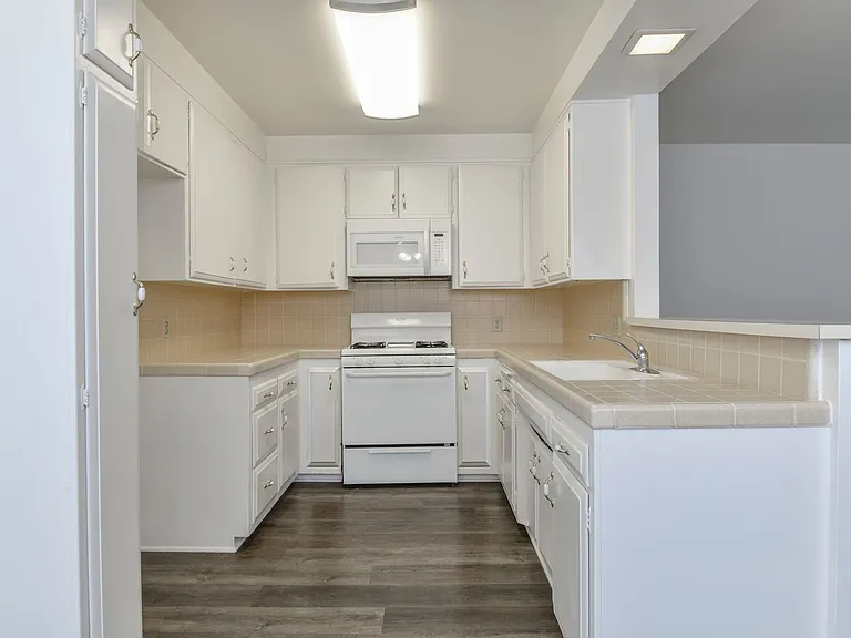1799 N Hollywood Way — Photo 53