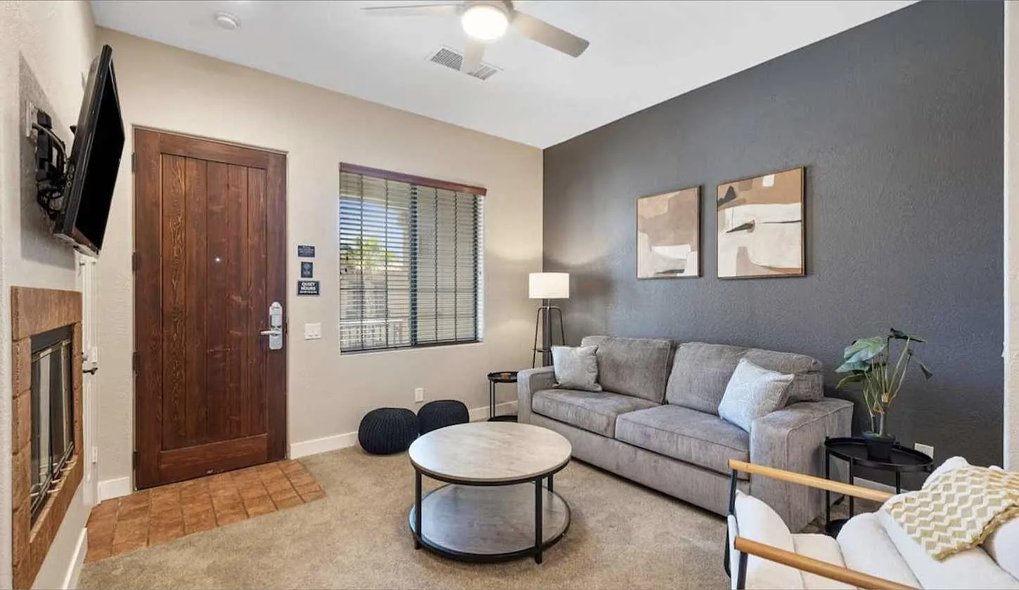 1 bed, 678 sqft, $2,400 — Photo 1