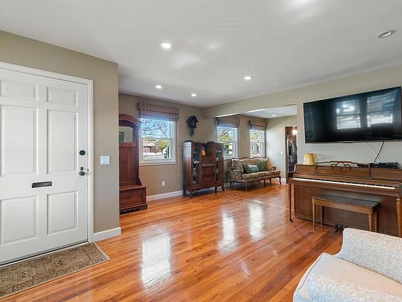 3rd image of 4839 Winona Ave