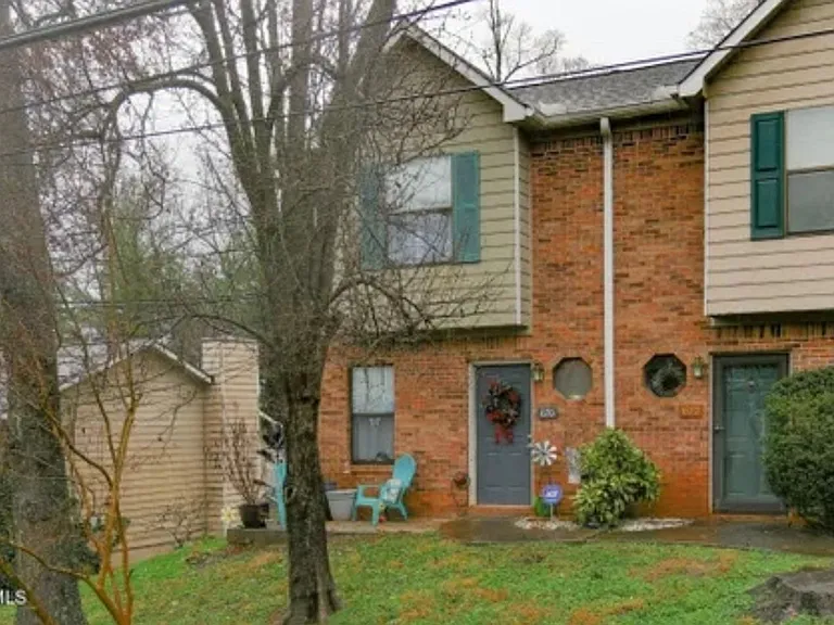 670 Shadywood Ln — Photo 18