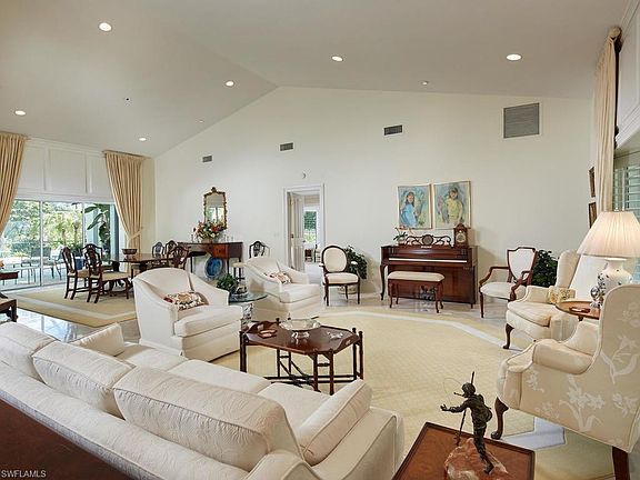 2nd image of 3882 Woodlake Dr