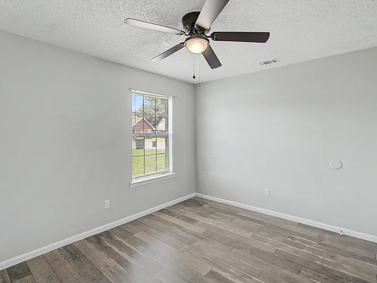 703 Woods Ct — Photo 17