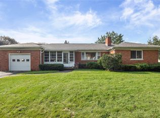 5 Woodale Dr, Rochester, NY 14616