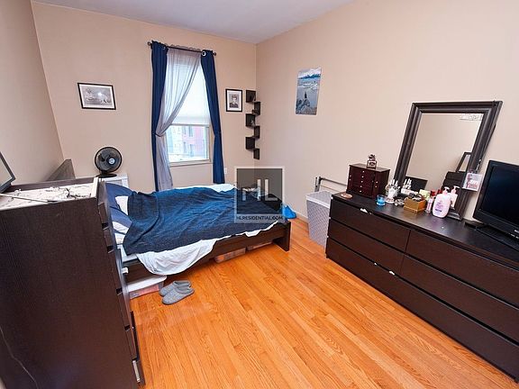 3rd image of 3309 28th Ave APT 2R