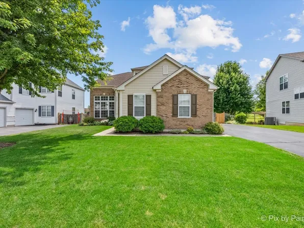 2033 Greenview Dr, Woodstock, IL 60098