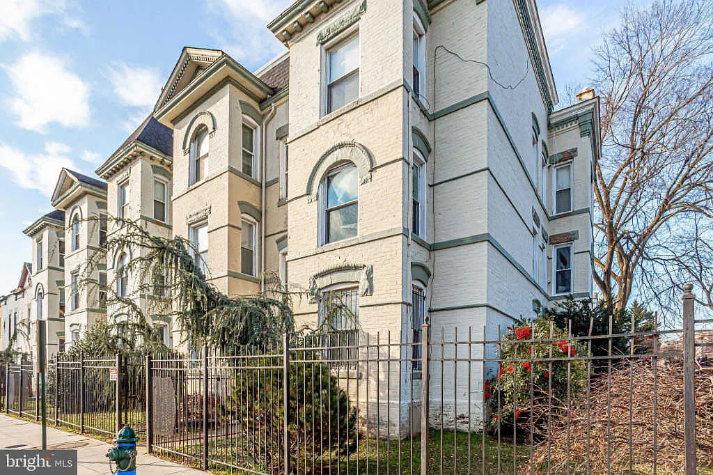 1038 6th St NE #101 photo 1