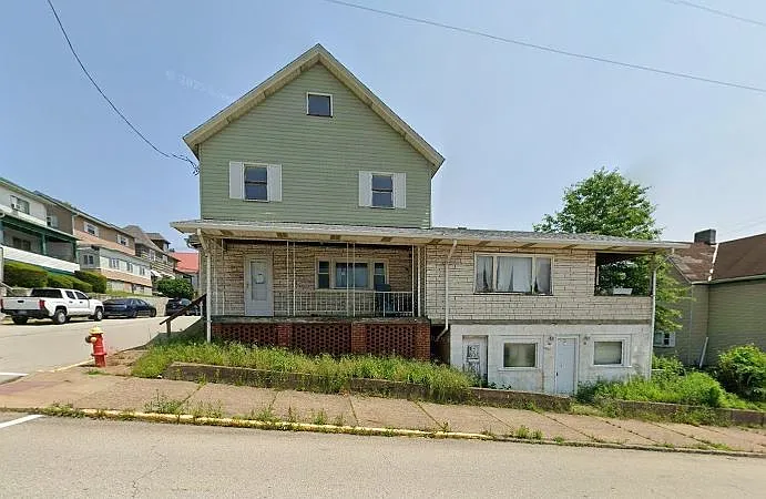 720 Center St photo 1