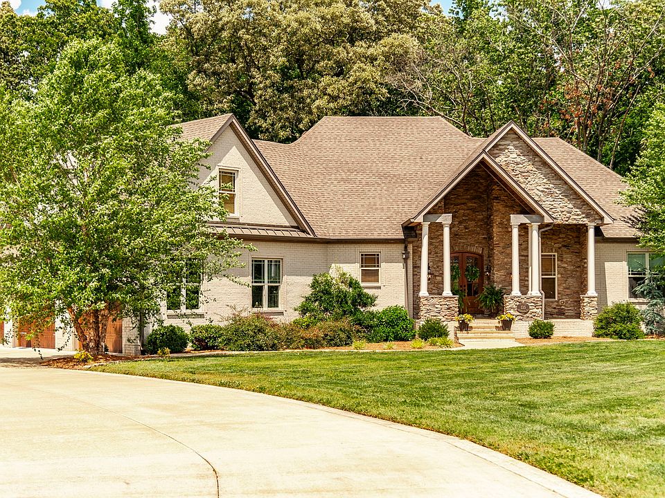 1st image of 135 Bloomsbury Dr