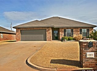 102 Woodridge Dr, Elk City, OK 73644