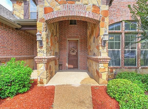 4th image of 905 Crown Valley Dr