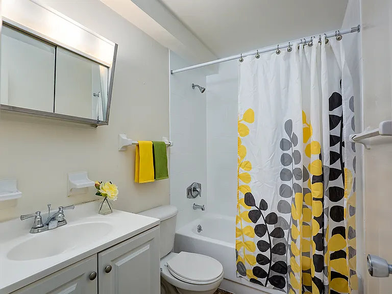 Park Plaza Apartments — Photo 6