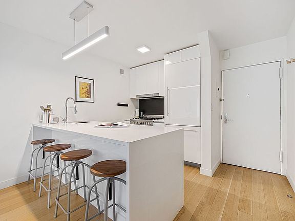 3rd image of 301 W 53rd St APT 4D