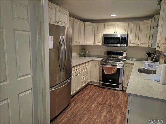 5th image of 50 Indian Neck Ln