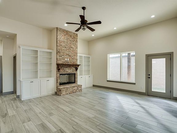 3rd image of 807 Coulter Dr