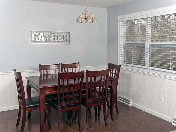 Kitchen:Dining Combo