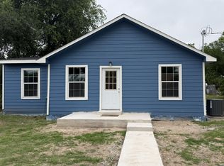 108 W KNIPPA ST, Uvalde, TX 78801