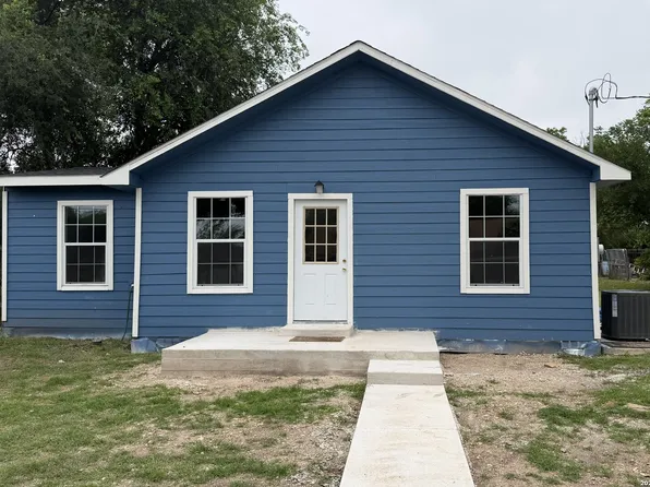 108 W KNIPPA ST, Uvalde, TX 78801