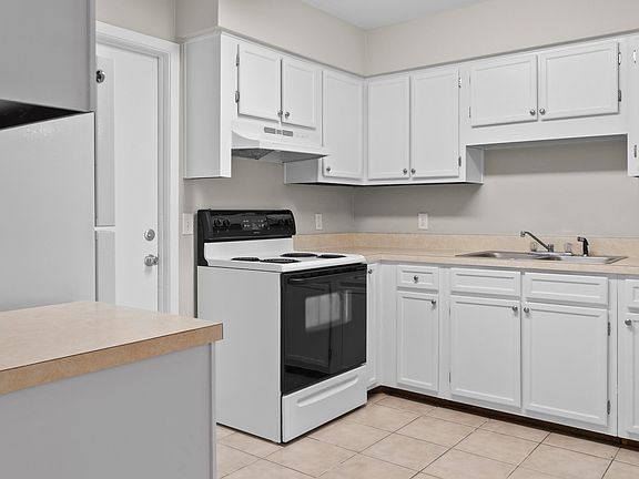 5th image of 48 Baywood Ct