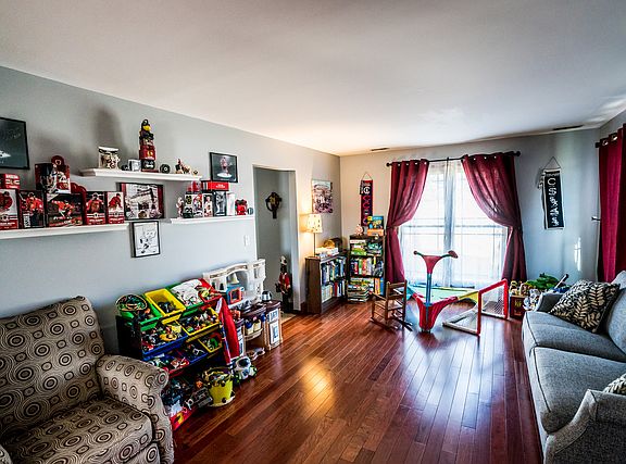 5th image of 183 W Fullerton Ave