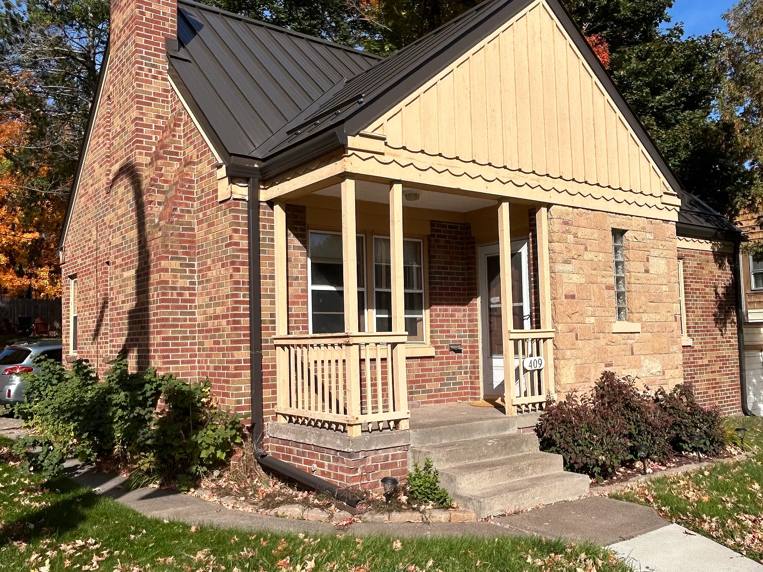409 W Arrowhead Rd — Photo 1