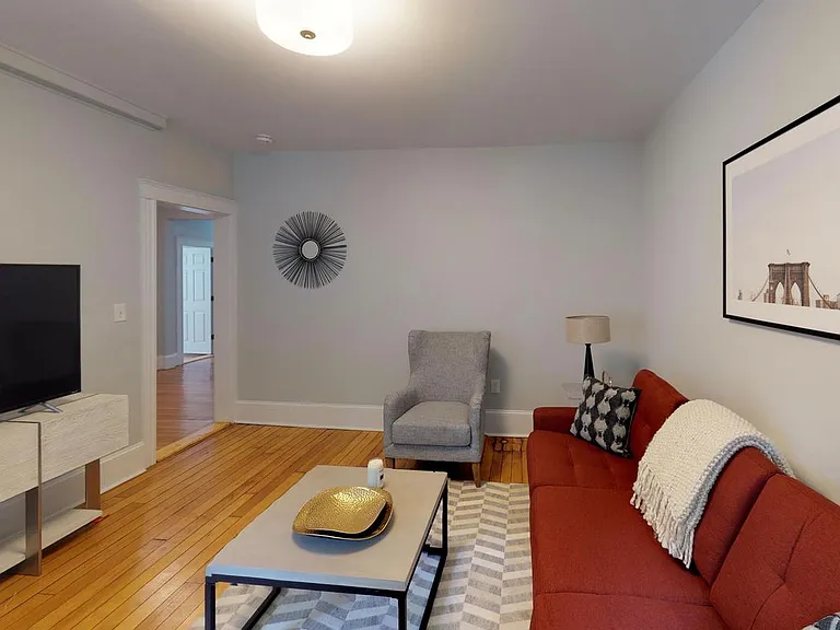 110 Greenbrier St — Photo 3
