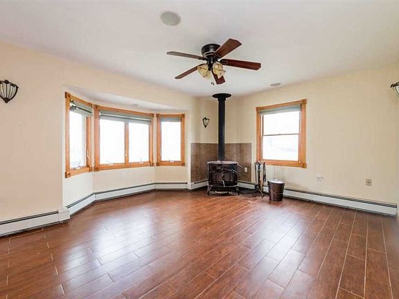 3rd image of 6 Cove Ln